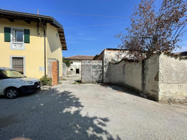 Via Merlana 18 quadrilocale 400mq