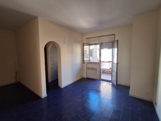 Via Notarbartolo Via Petrarca disponiamo di diverse unità immobiliari in affitto, gli appartamenti sono dei monolocali non arredati composti da un unico ambiante più piccolo angolo cottura disimpegnato e un wc, dotati di balcone