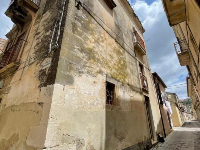 Via Santa Margherita 17 6 vani 125mq