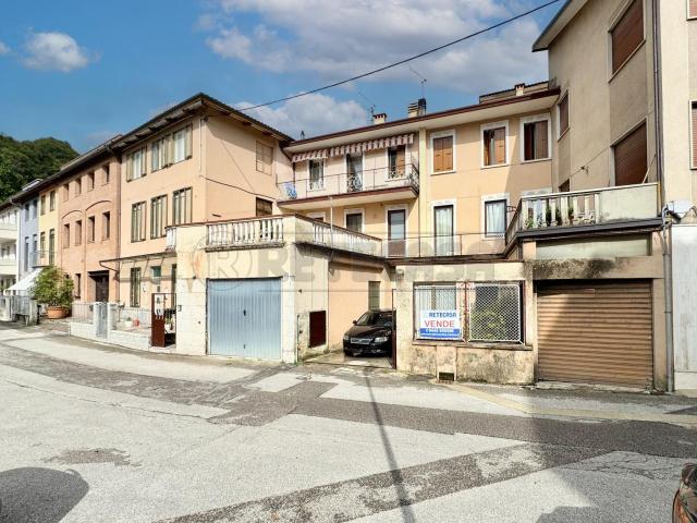 Via Santissima Trinità 41 6 vani 326mq