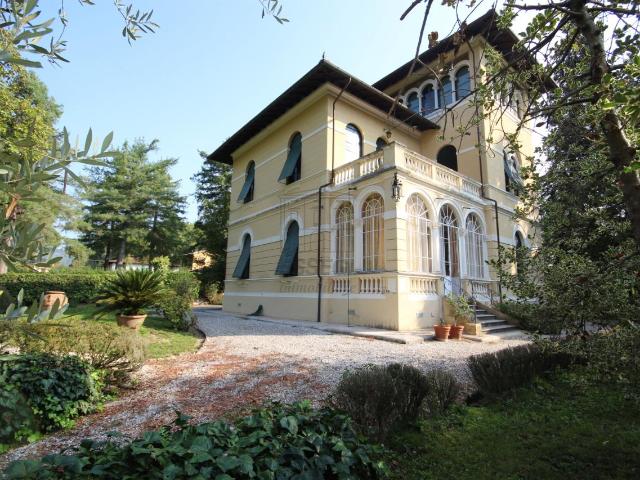 Via Sarzanese 1028 10 vani 400mq