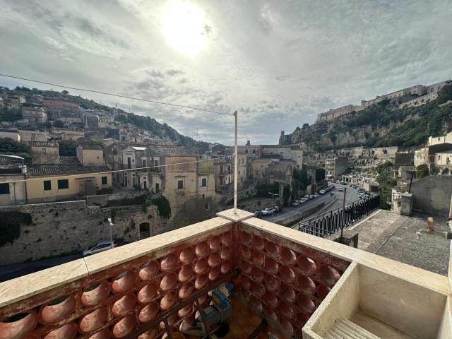 VIA SBALZO 17 quadrilocale 90mq