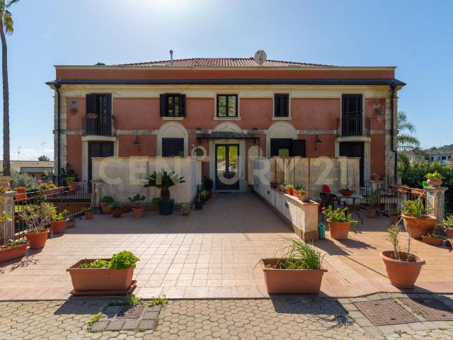 Via Stazione 12a 5 vani 147mq