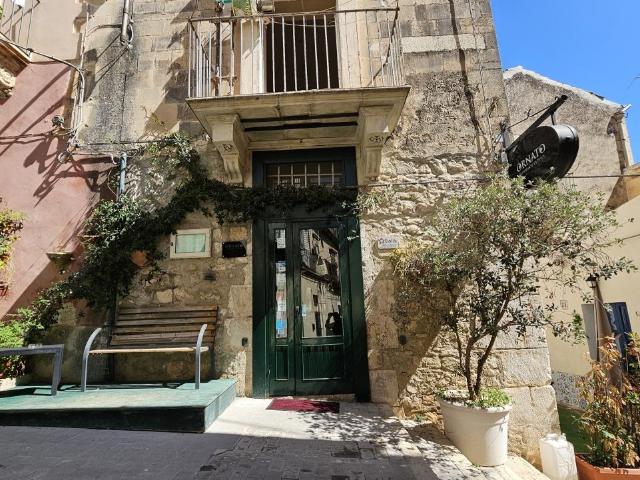 Via Pozzo Barone 30 70 quadrilocale 150mq