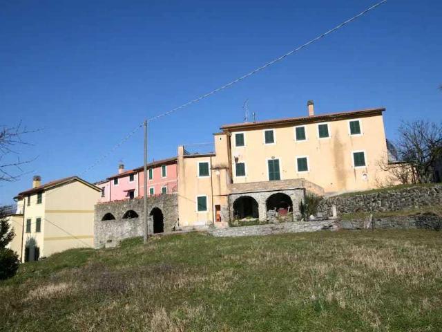 Via per Salino 83 30 vani 650mq