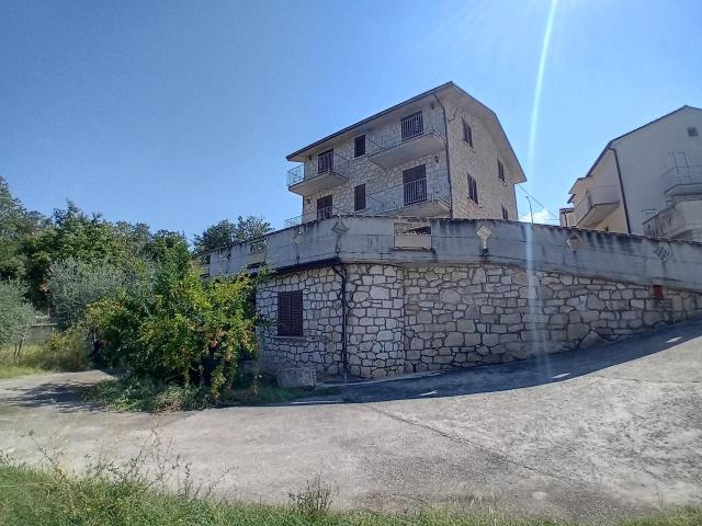 Via Piano delle Castagne 92 23 vani 626mq