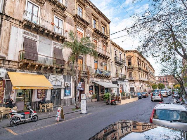 Via Plebiscito 186 6 vani 221mq
