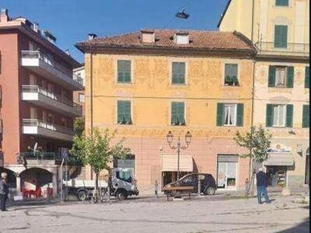 Via Privata Cacciatori 2 6 vani 123mq