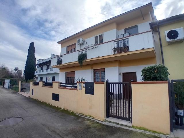 Via R. Paolucci 12 6 vani 108mq
