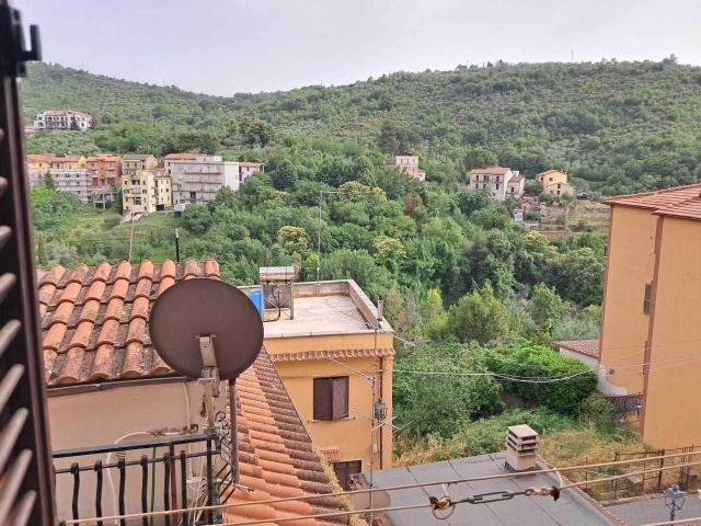 VIA REGINA MARGHERITA quadrilocale 65mq
