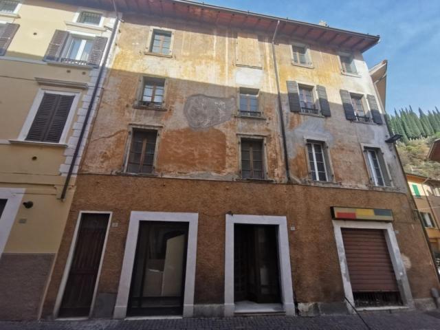 VIA TRENTO 10 vani 1000mq