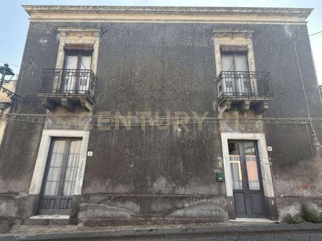 Via Umberto I 27 10 vani 220mq