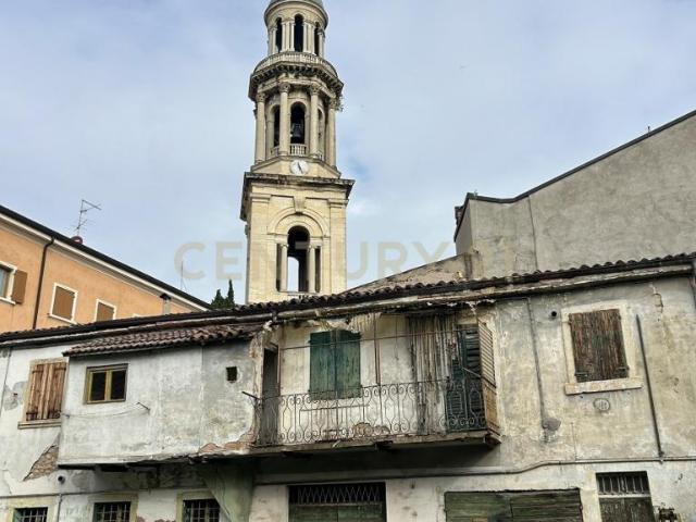 Via Unità d´Italia 95 109 vani 3400mq
