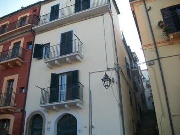 VIA VALERA monolocale 100mq