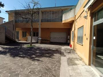 via XXVII Agosto 23/27 5 vani 435mq