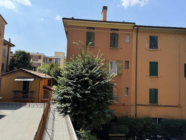 Via Zambeccari COSTA SARAGOZZA / SARAGOZZA trilocale 75mq