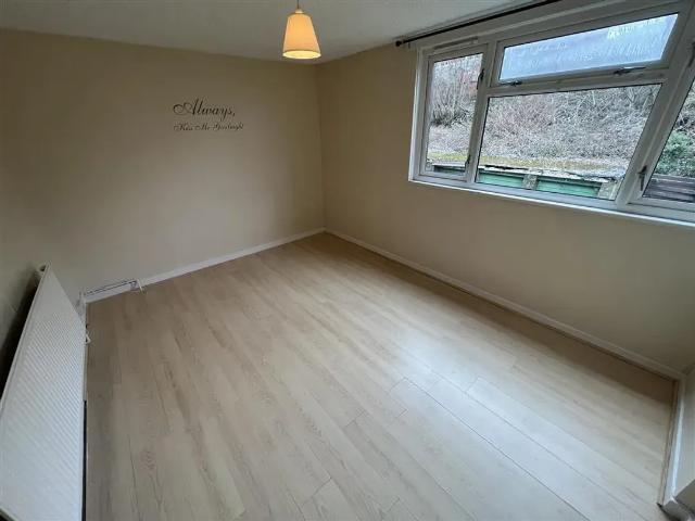 Viaduct Court, Lower Cwm