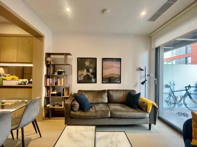 Viaduct Gardens, Legacy Building. 2 bed apartment to rent £4,300 pcm £992 pw