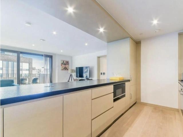 Viaduct Gardens, London SW11 2 bed flat to rent £4,299 pcm £992 pw