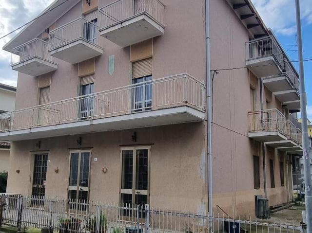 Viale Viareggio 14 24 vani 600mq