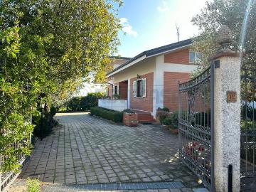 Viale Vittorio Bachelet 5 vani 220mq