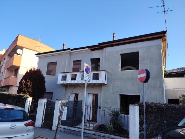 Viale Antonio Gramsci RO 6 vani 135mq