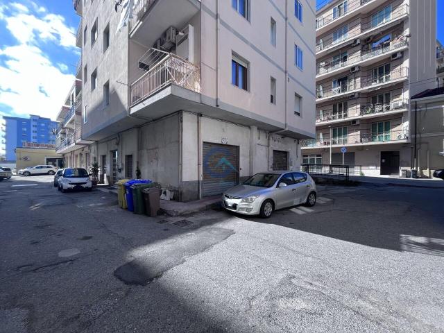 Viale Crotone 1 bilocale 102mq