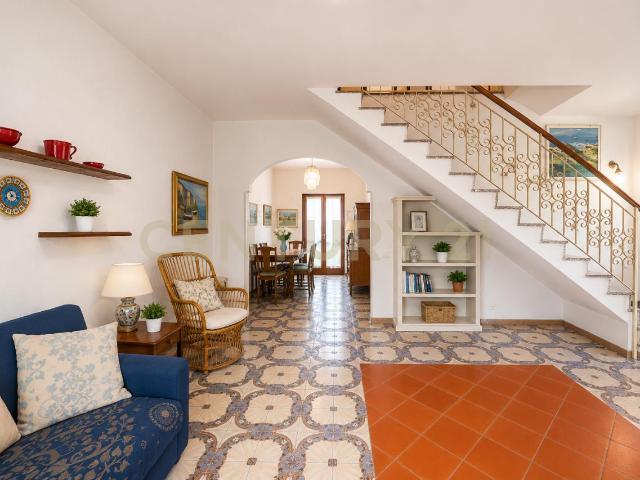 Viale dei Gladioli 12 7 vani 132mq