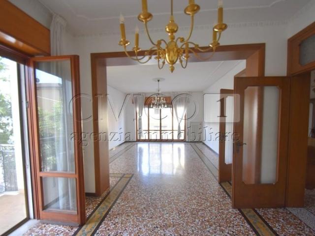 ViaLE DELLA PACE 100 5 vani 180mq