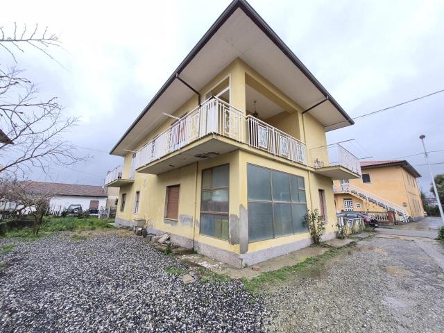 Viale I Maggio 44 7 vani 200mq