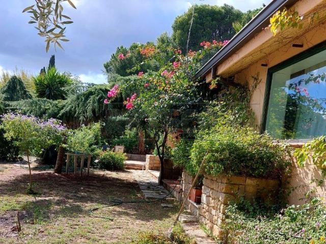 Viale L. Monaco 111 7 vani 220mq