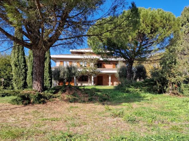 Viale Perugia 37 10 vani 450mq