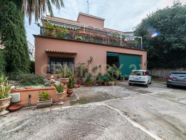 Viale Scala Greca 10 vani 450mq