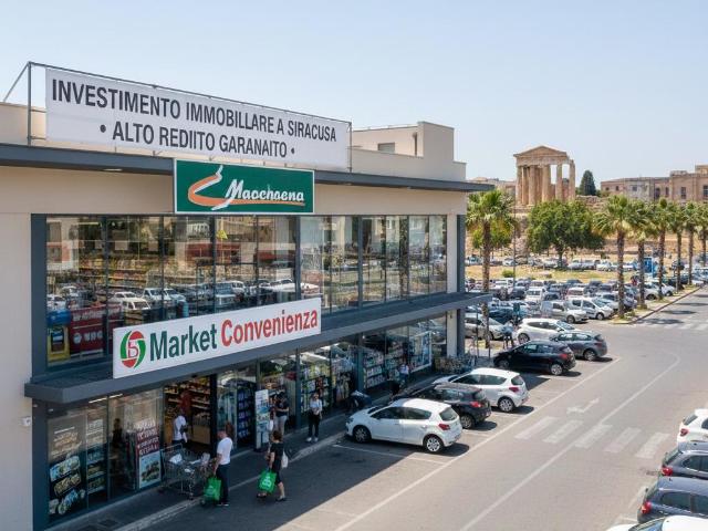 Viale Santa Panagia 232 172 10 vani 1450mq