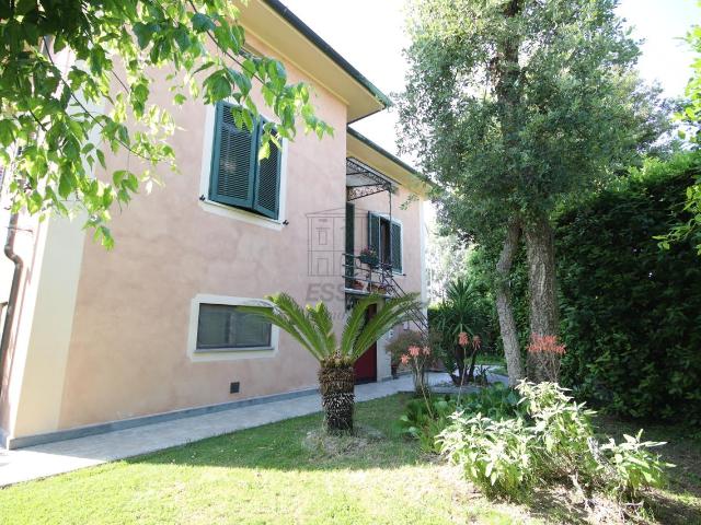 Viale San Concordio 483 8 vani 280mq