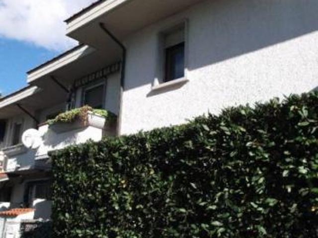 VIAREGGIO CAMPO AVIAZIONE:Villetta a schiera 120 mq con corte. PT: sala, cucina abitabile e bagno con doccia. Al 1 piano 2 camere matrimoniali e bag