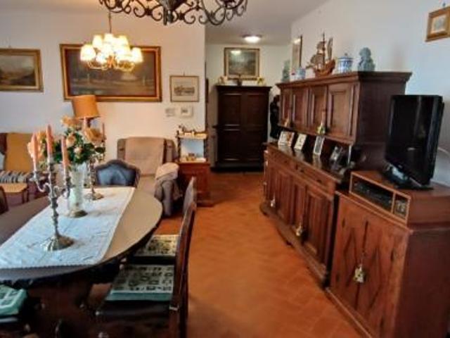 Viareggio, zona ex campo d'aviazione, vendesi grande appartamento al 3 piano con ascensore cosi composto: ingresso disimpegno, soggiorno con sala pran
