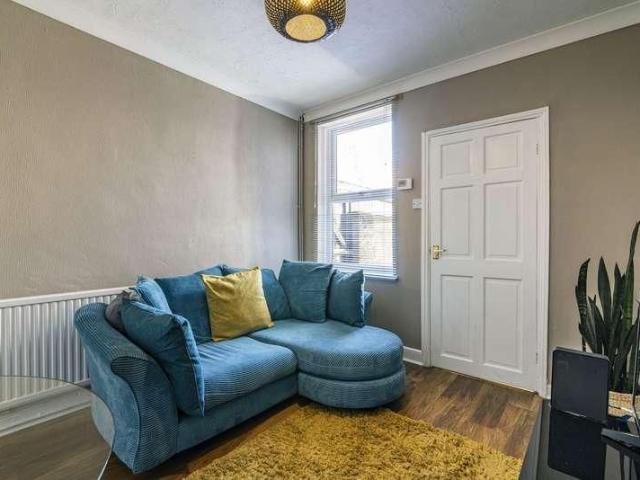 Vibrant Bedroom House / August, LN5