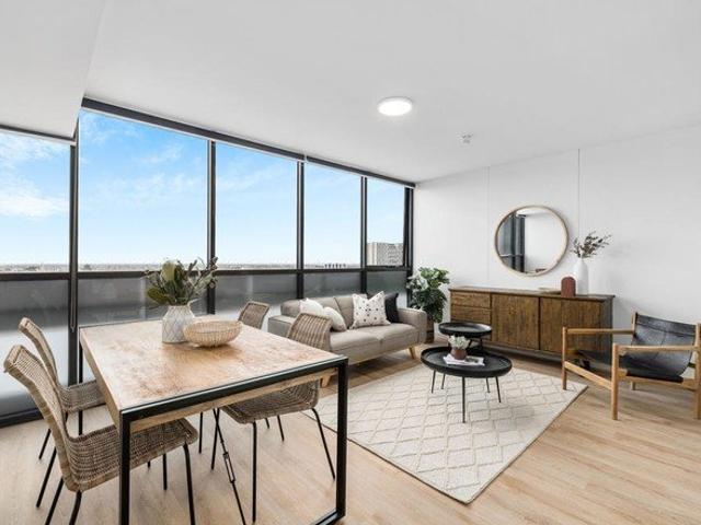Vibrant City Living With Brilliam Views!