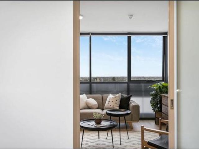 Vibrant City Living With Brilliam Views!