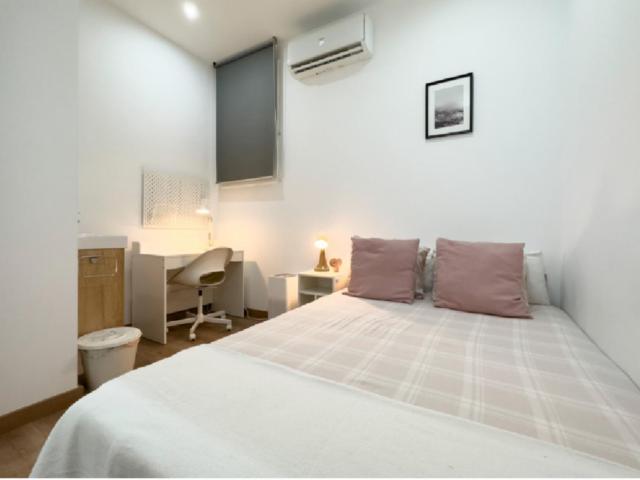 Vibrant Double Bedroom close to Cathedral of Barcelona