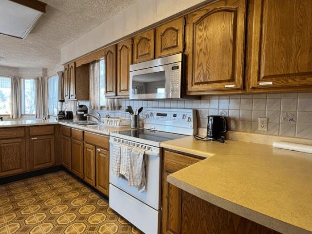 Vibrant Lovely House w/ Backyard near Bobolink Park and Fraserview Clubhouse Has a House
