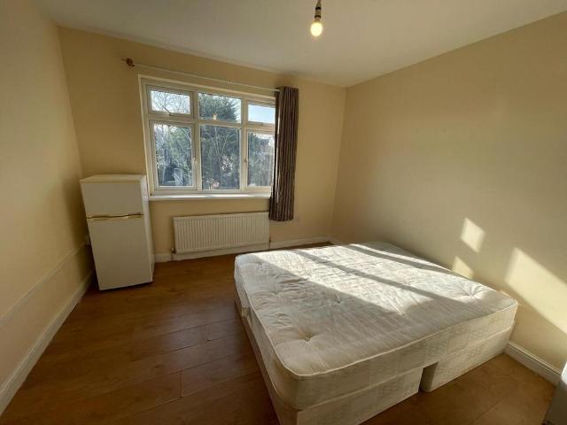 Victory Avenue, Morden 1 bed in a house share to rent £750 pcm £173 pw