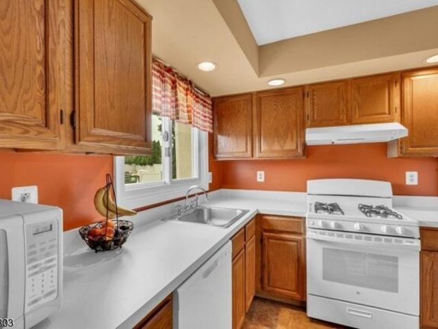Victory Ct, Victory Gardens, Condo For Sale