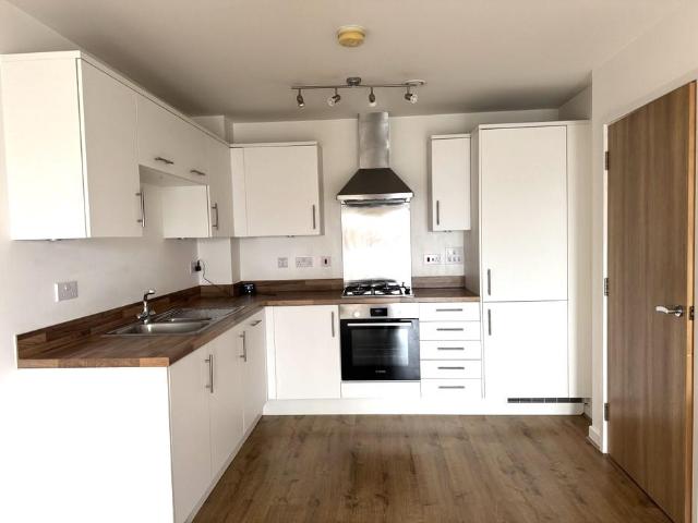 Victory Park Road, Addlestone KT15 2 bed apartment to rent £1,600 pcm £369 pw