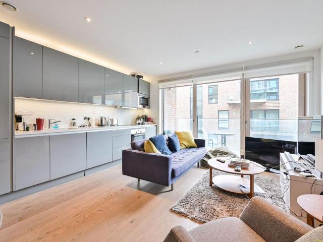 Victory Place, Elephant and Castle. 2 bed flat to rent £3,000 pcm £692 pw