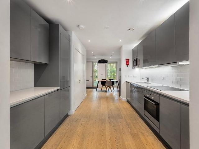 Victory Place, London, SE17 3 bed maisonette to rent £4,900 pcm £1,131 pw