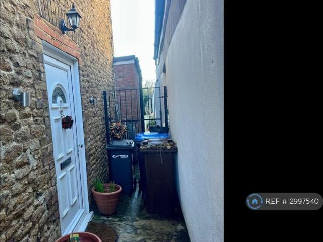 Victory Road, Chertsey, KT16 2 bed semi detached house to rent £1,800 pcm £415 pw