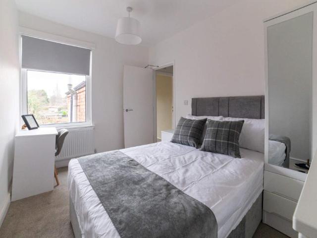 Victory Road, Beeston, Nottingham. 3 bed terraced house to rent £1,196 pcm £276 pw