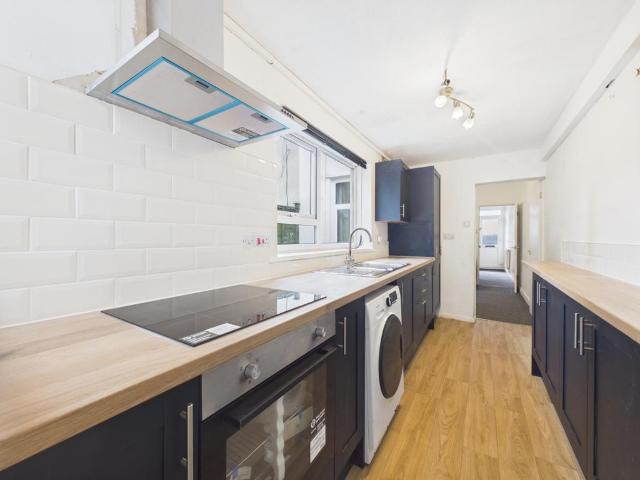 Victory Road, Gloucester. 3 bed end of terrace house to rent £1,300 pcm £300 pw